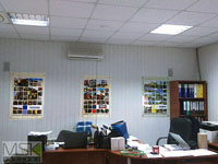 Постеры в акриловой рамке на стене в интерьере регионального офиса